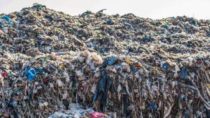 clothes waste in Africa-HMRLloSzjT.png